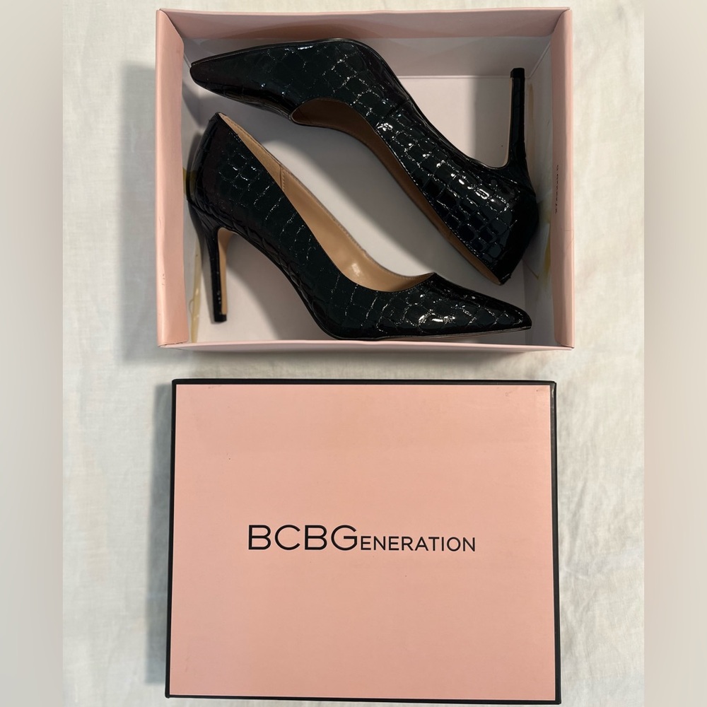 BCBG Black Crocodile Patent Leather Pointed Toe Pump Size 9 - Brand New in Box